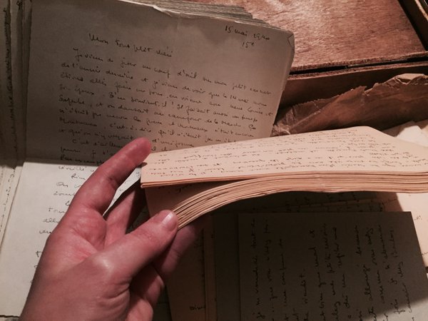 Letters, many letters, tied into bunches : a yellow one, a blue one #MadeleineprojectEN https://t.co/WgztjCwkUv